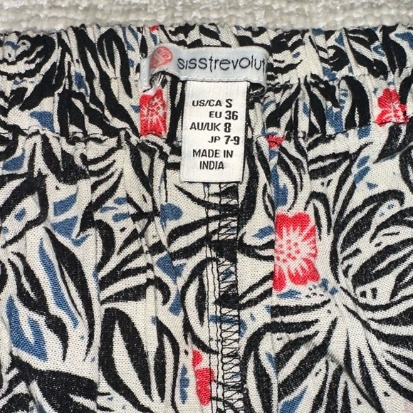 Look majestic in the Sisstrevolution Rocky Tides Pant.  Pre owned - Picture 5 of 5